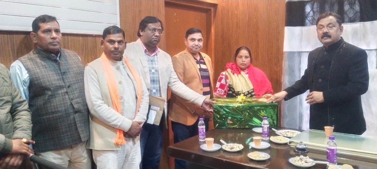 स्वयं सहायता समूह की महिलाएं समाज में अपनी एक नई पहचान बना सकती हैं- जिलाधिकारी 