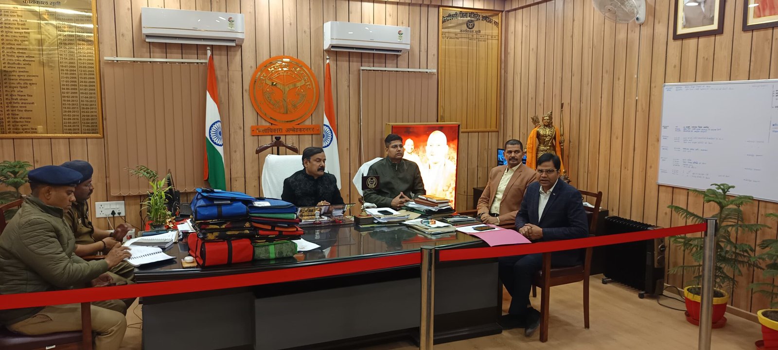 महाकुंभ में श्रद्धालुओं की सुगम यातायात के सबंध में डीएम ने अधिकारियों के साथ की बैठक