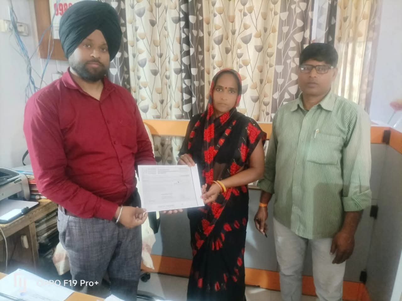 पीएम सुरक्षा बीमा योजना के तहत सड़क हादसे में युवक की मौत पर,मृतक की पत्नी को मिला दो लाख का चेक