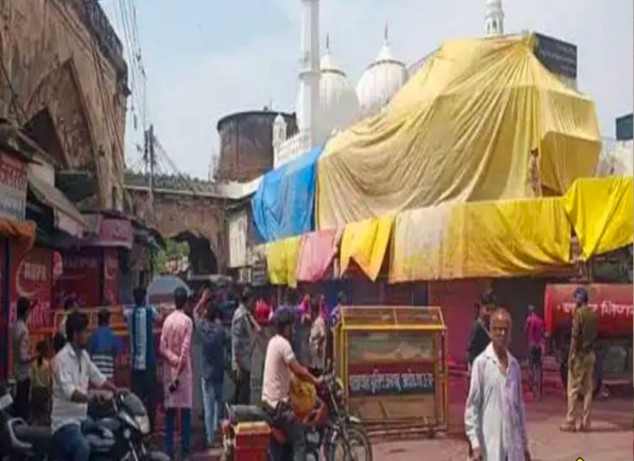 अयोध्या में तिरपाल से ढकी गई घंटाघर की मस्जिद, सराफा व्यवसायियों ने जमकर खेली होली