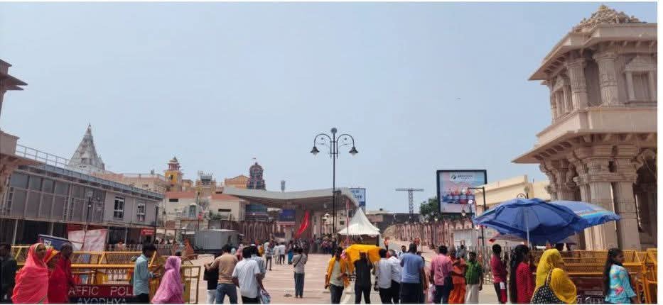 भीषण गर्मी के चलते कम हुए श्रद्धालु, सड़कों पर पसरा सन्नाटा, व्यापार पर भी असर