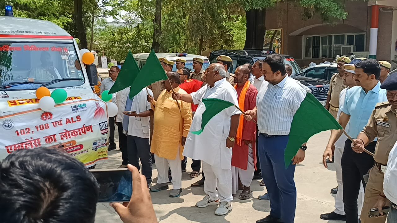 एमएलसी व विधायक ने कलेक्ट्रेट परिसर से 35 एम्बुलेंस को हरी झंडी दिखाकर किया रवाना