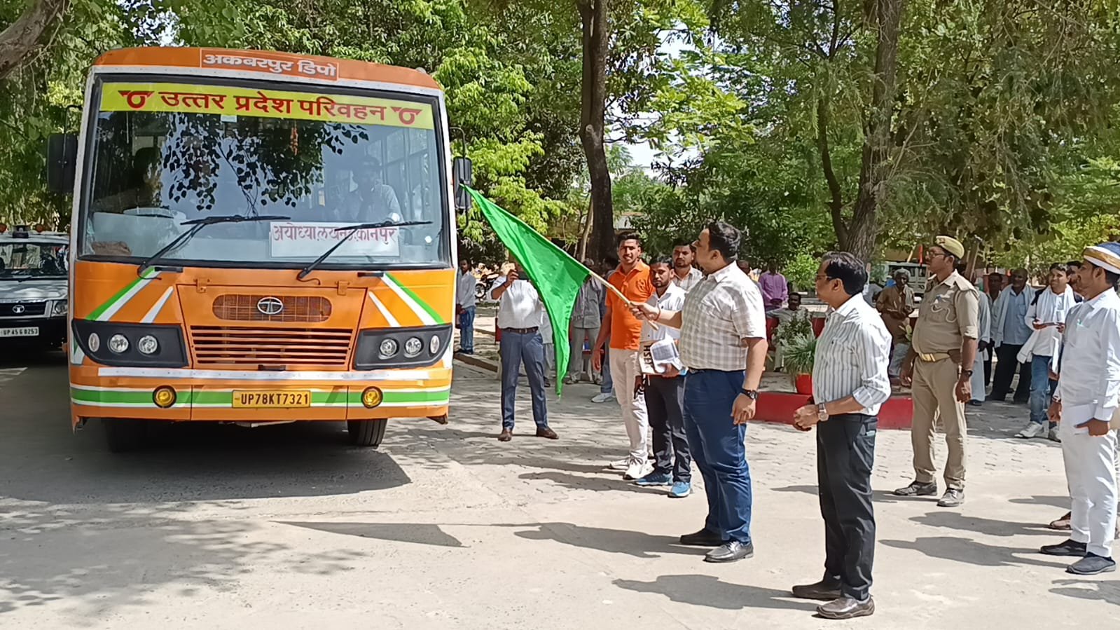 आपदा मित्रों की बस को जिलाधिकारी ने हरी झंडी दिखाकर प्रशिक्षण हेतु किया रवाना