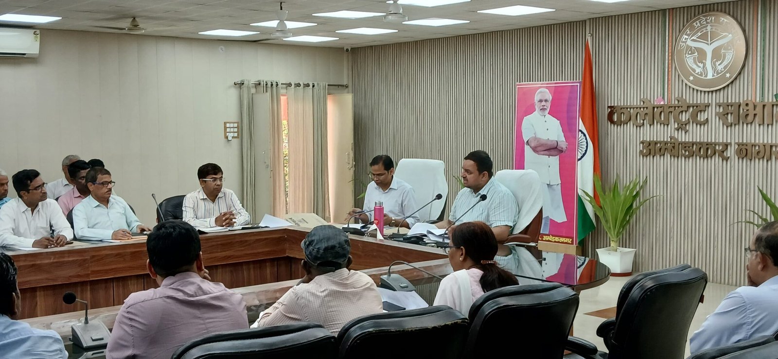 विद्युत एवं कानून व्यवस्था बनाए रखने के संबंध में डीएम की अध्यक्षता में बैठक हुई 