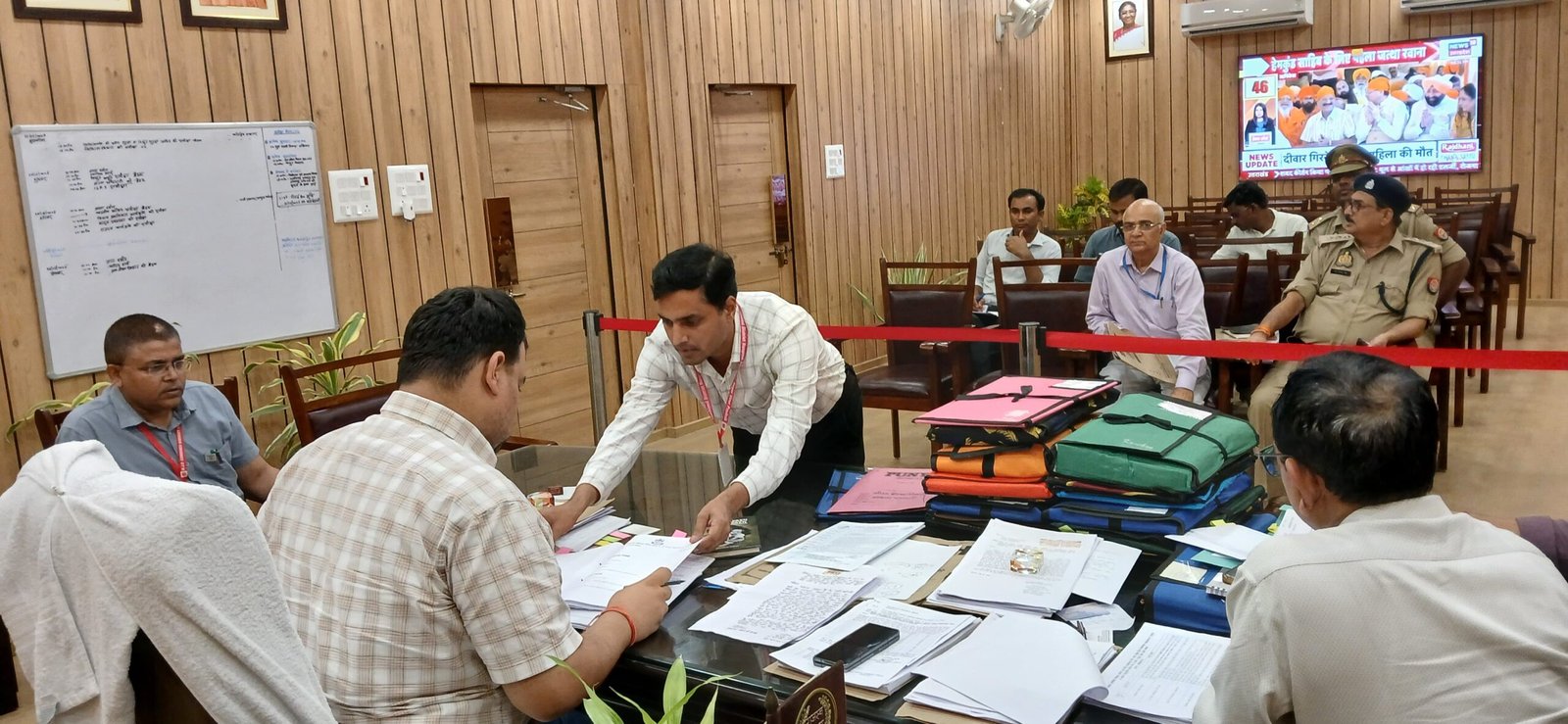 विद्युत सुरक्षा के मानकों को सुनिश्चित करने के लिए डीएम ने दिए निर्देश*