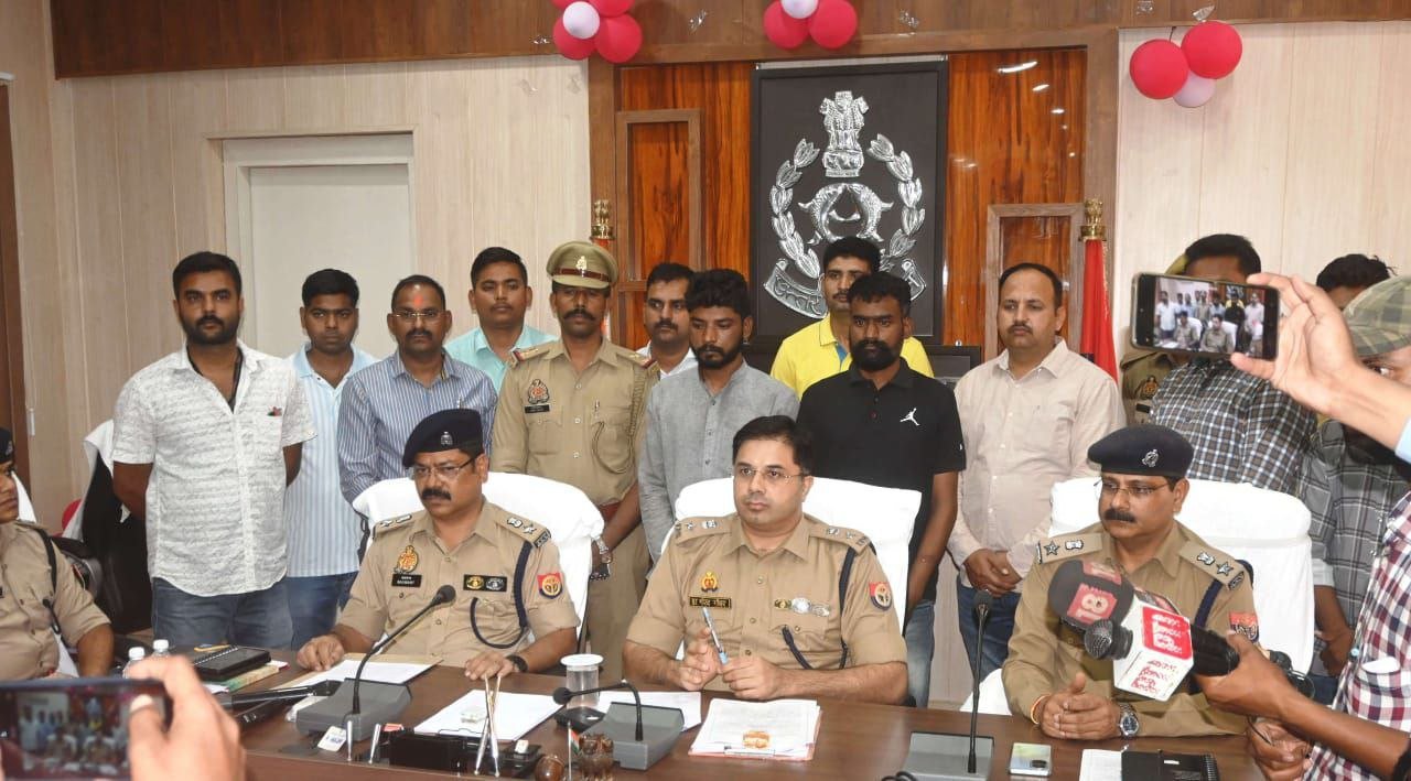 शराब पीने के विवाद में हुई कमल सिंह की हत्या, पुलिस ने दो आरोपियों को किया गिरफ्तार, डंडा और बाइक की चाबी बरामद