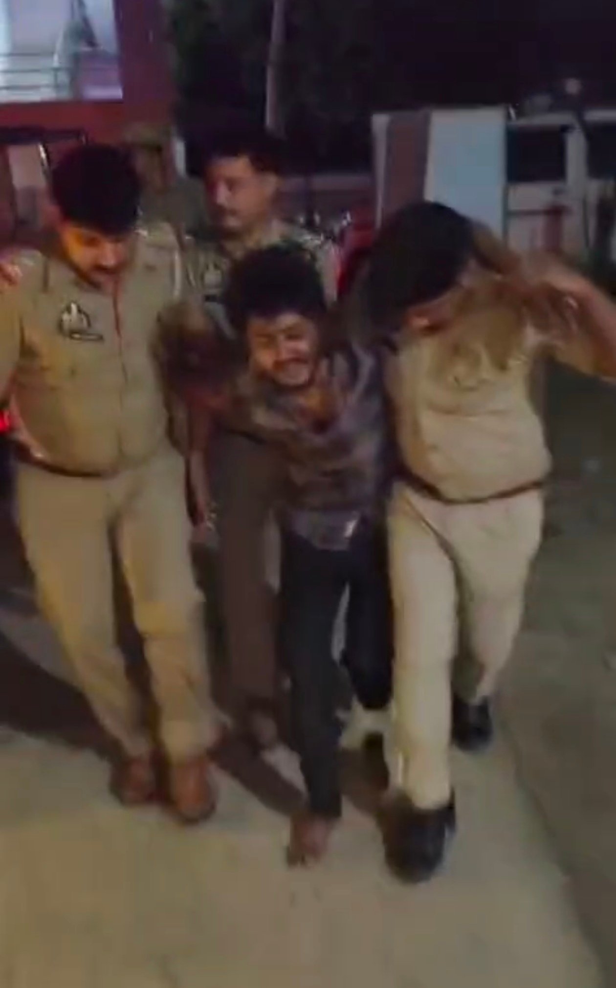 पुलिस की राइफल छीन कर भागने वाले आरोपी को पुलिस ने मुठभेड़ में किया घायल