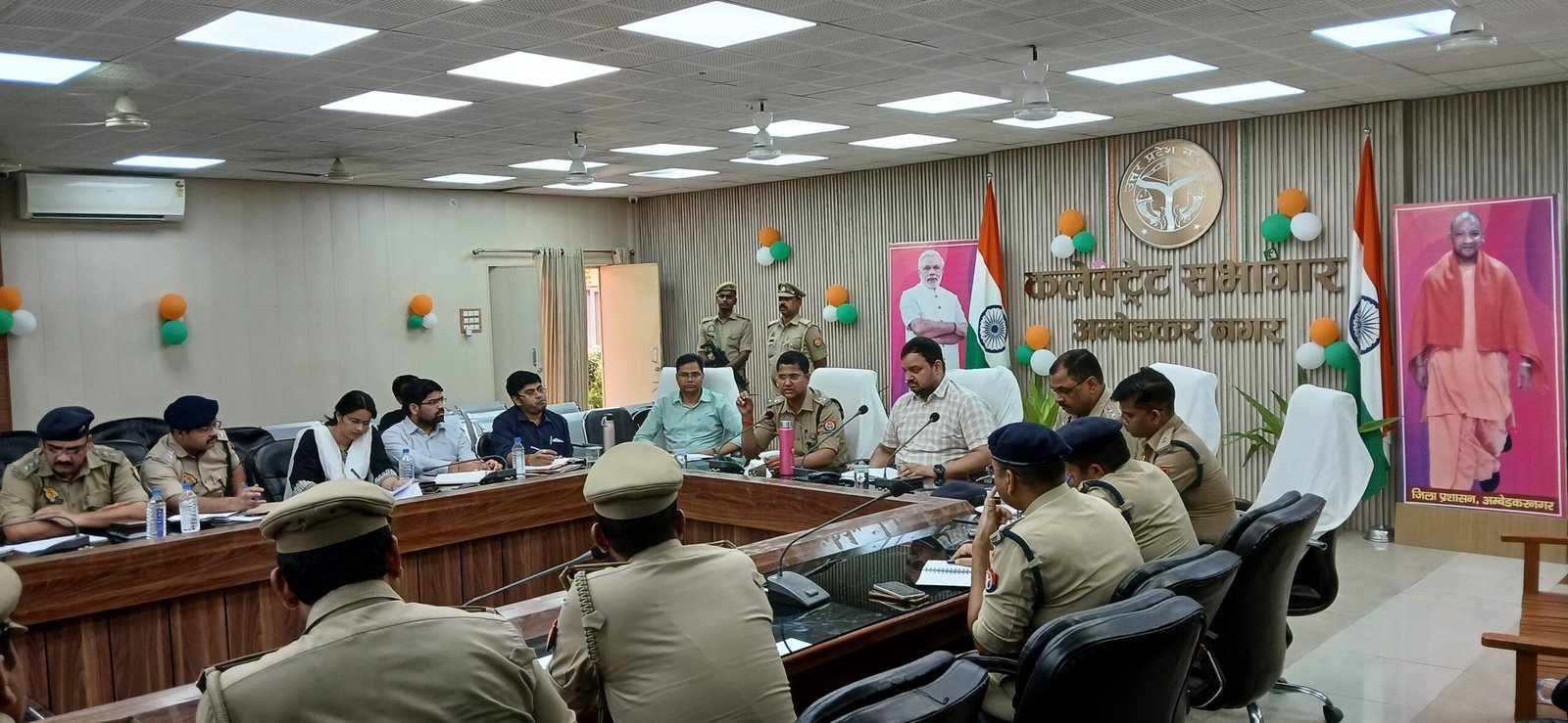 डीएम एसपी ने सभी थाना प्रभारियों के साथ की बैठक