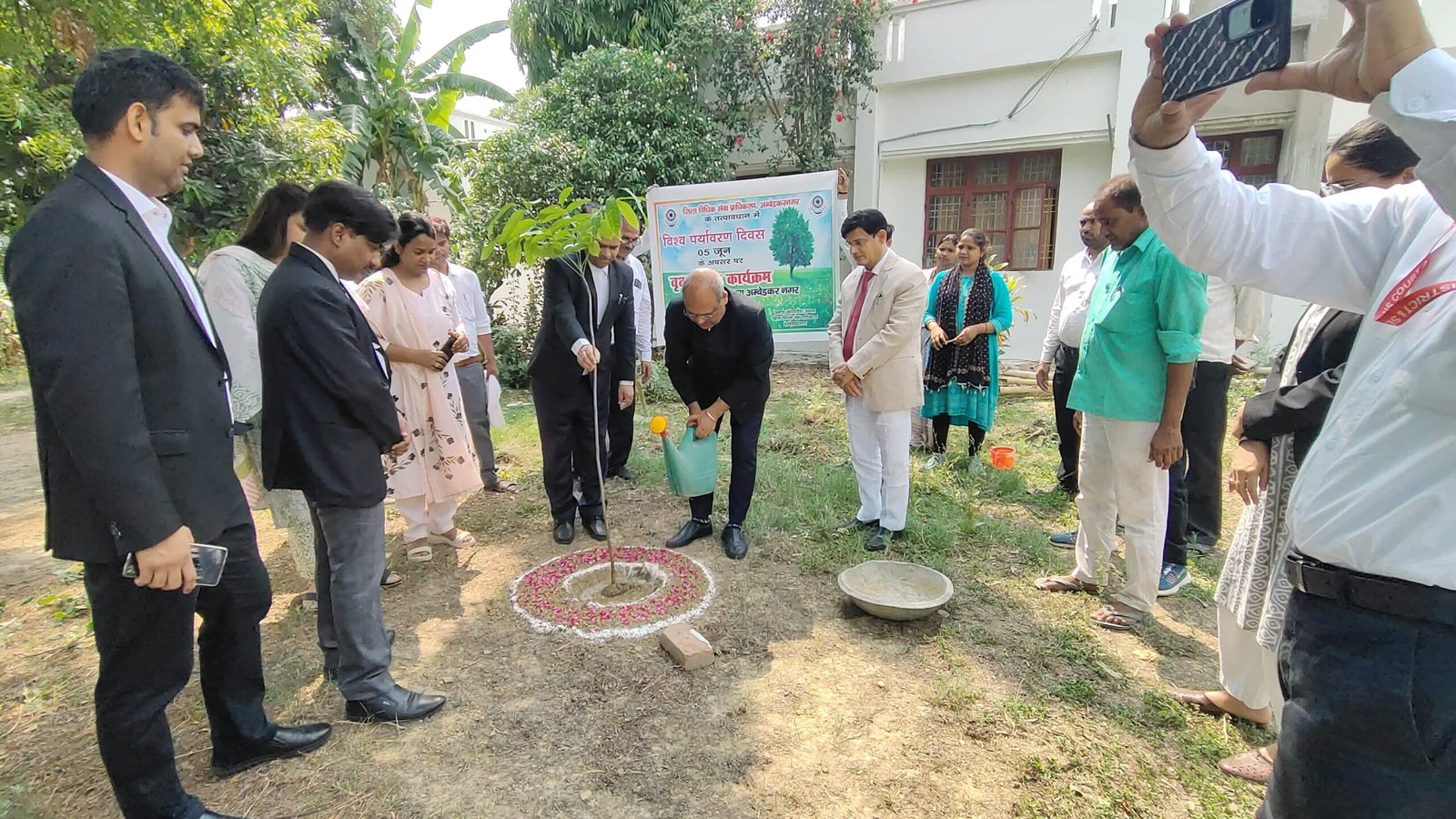 विश्व पर्यावरण दिवस पर जनपद न्यायालय परिसर एवं जनपद की तहसीलों में आयोजित हुआ वृक्षारोपण कार्यक्रम