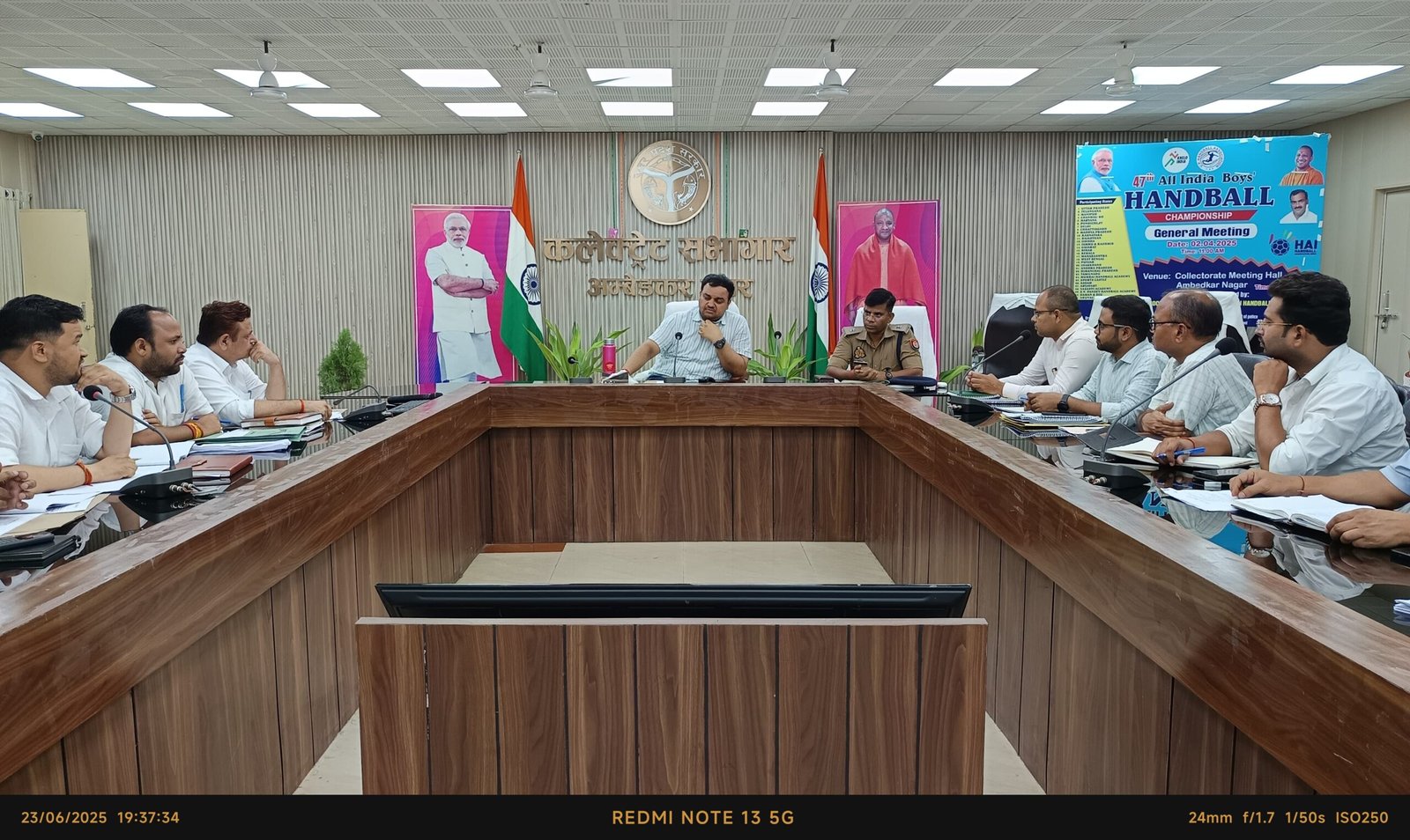 बाढ़ आपदा से निपटने एवं राहत कार्यों के प्रबंधन हेतु जिलाधिकारी ने की बैठक 