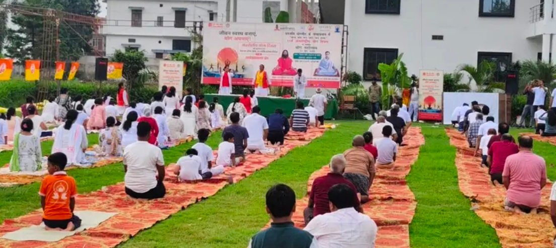पतंजलि व बैंक ऑफ़ बड़ौदा द्वारा 11 वाँ अंतर्राष्ट्रीय योग दिवस पर किया योगाभ्यास 