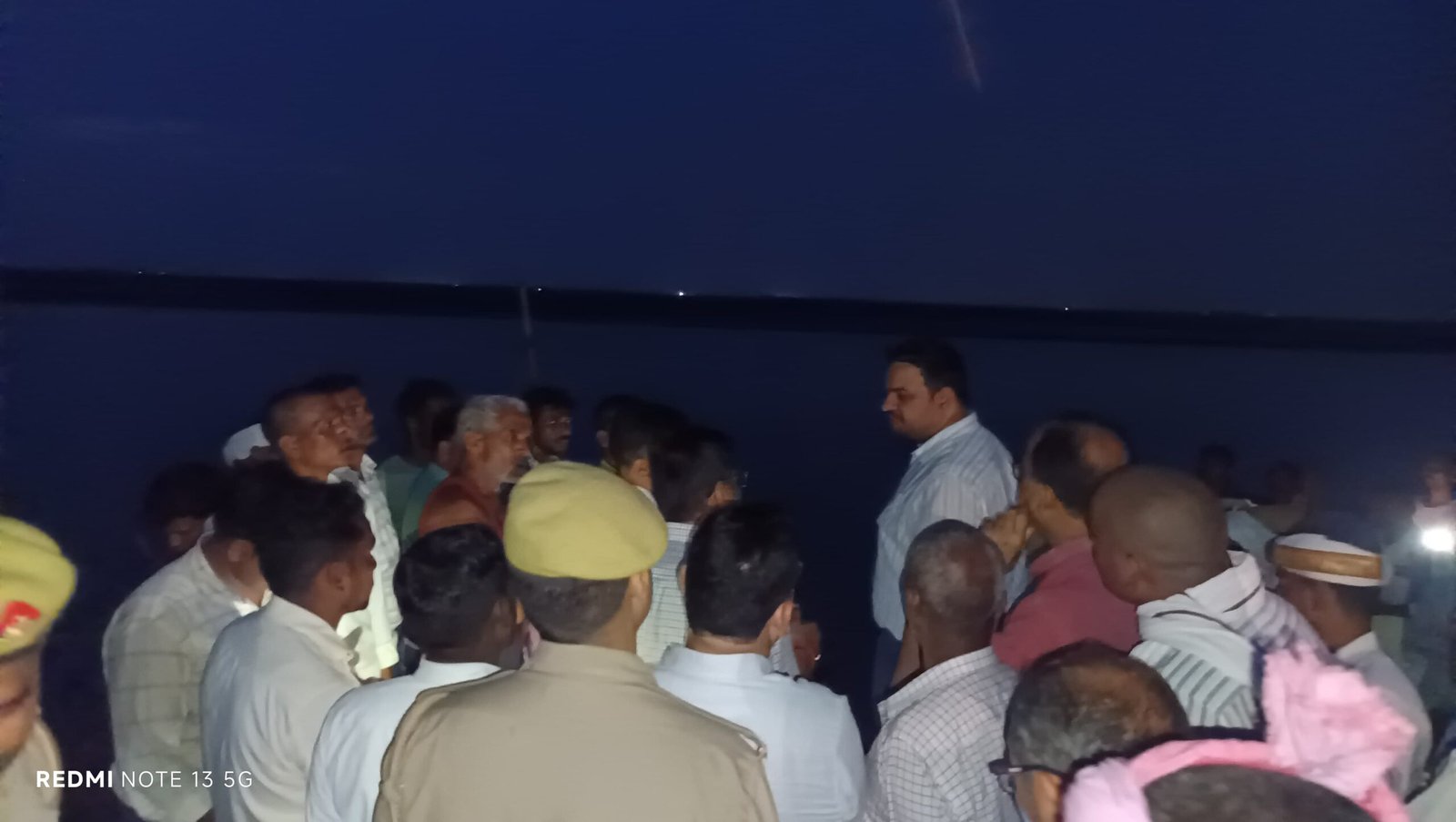 बाढ़ प्रभावित क्षेत्रों का जिलाधिकारी ने किया भौतिक निरीक्षण 