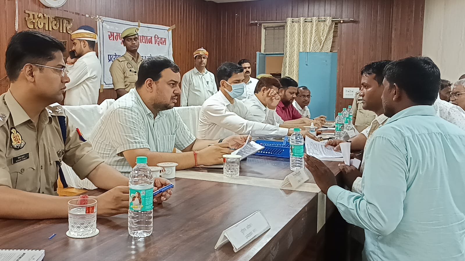जिलाधिकारी अनुपम शुक्ला ने लेखपाल को निलंबित करने का दिया आदेश