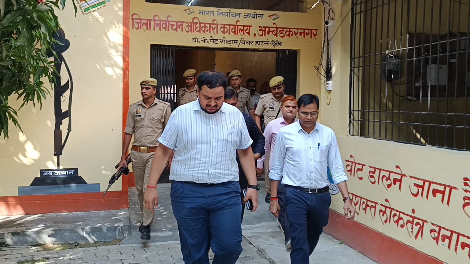 जिला निर्वाचन अधिकारी अनुपम शुक्ला द्वारा EVM/VVPAT वेयरहाउस का किया गया निरीक्षण