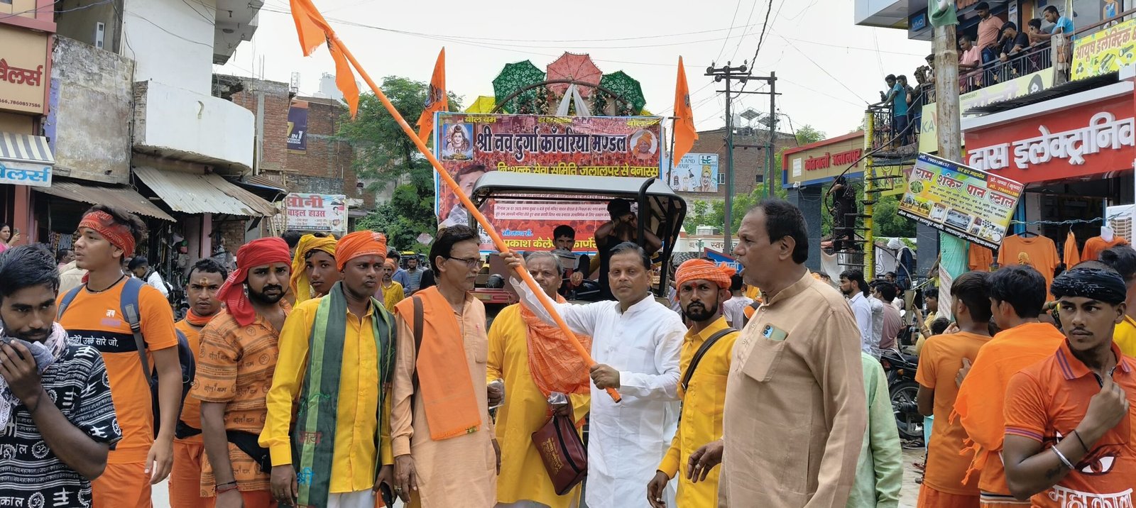 भव्य कांवड़ यात्रा से छाया शिव का पावन स्पंदन, बाबा विश्वनाथ को गंगाजल लेकर निकले श्रद्धालु 