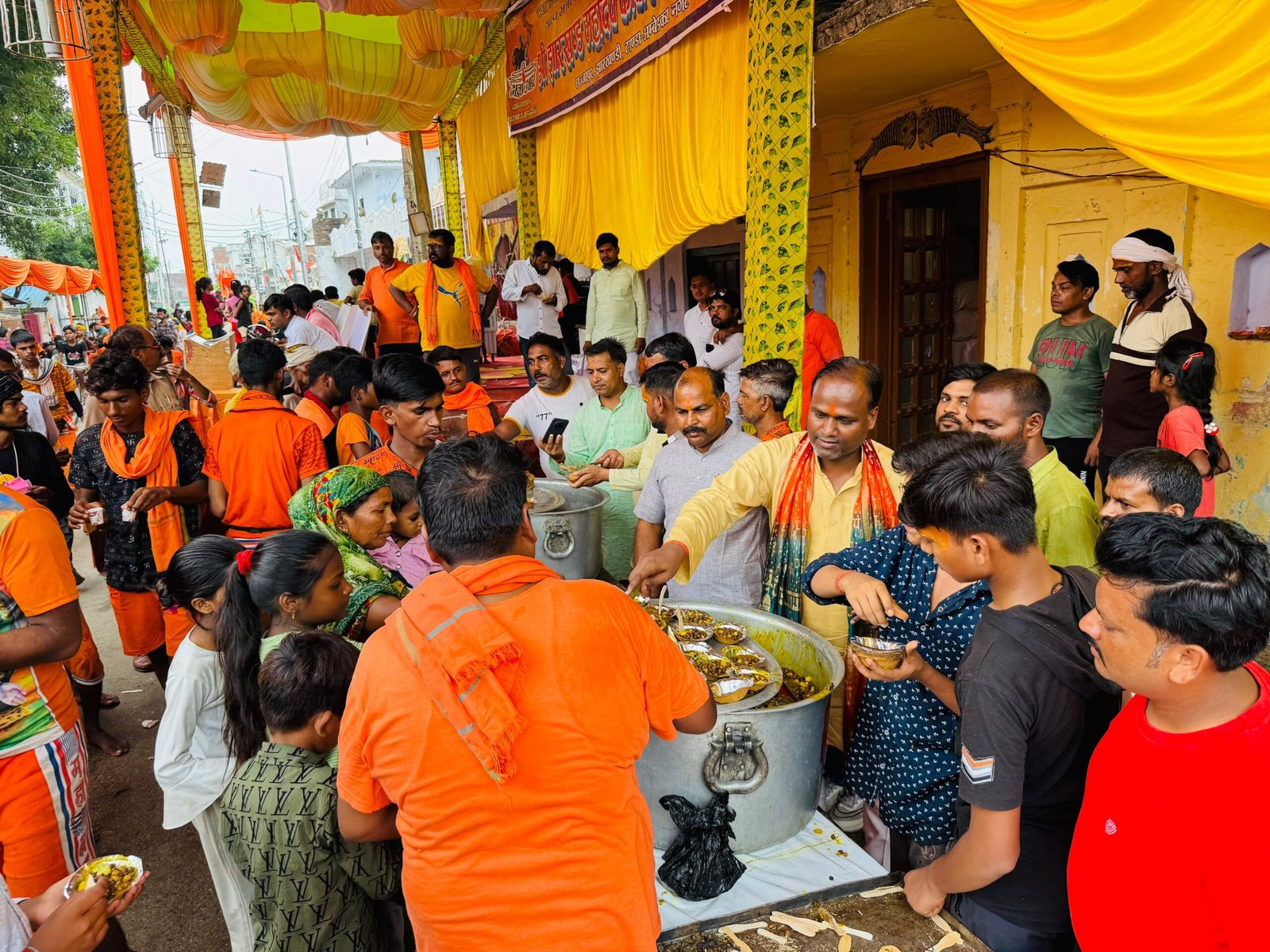 कांवड़ियों के आवागमन से भक्ति मय हुआ क्षेत्र, समाजसेवियों व जनप्रतिनिधियों ने की सेवा