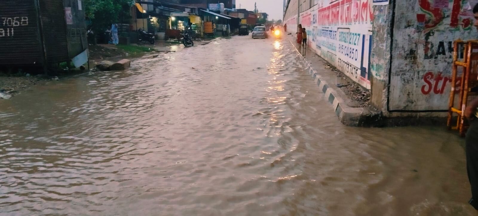 हल्की सी बारिश में न्यौरी बाजार में व्यवस्था की खोली पोल 