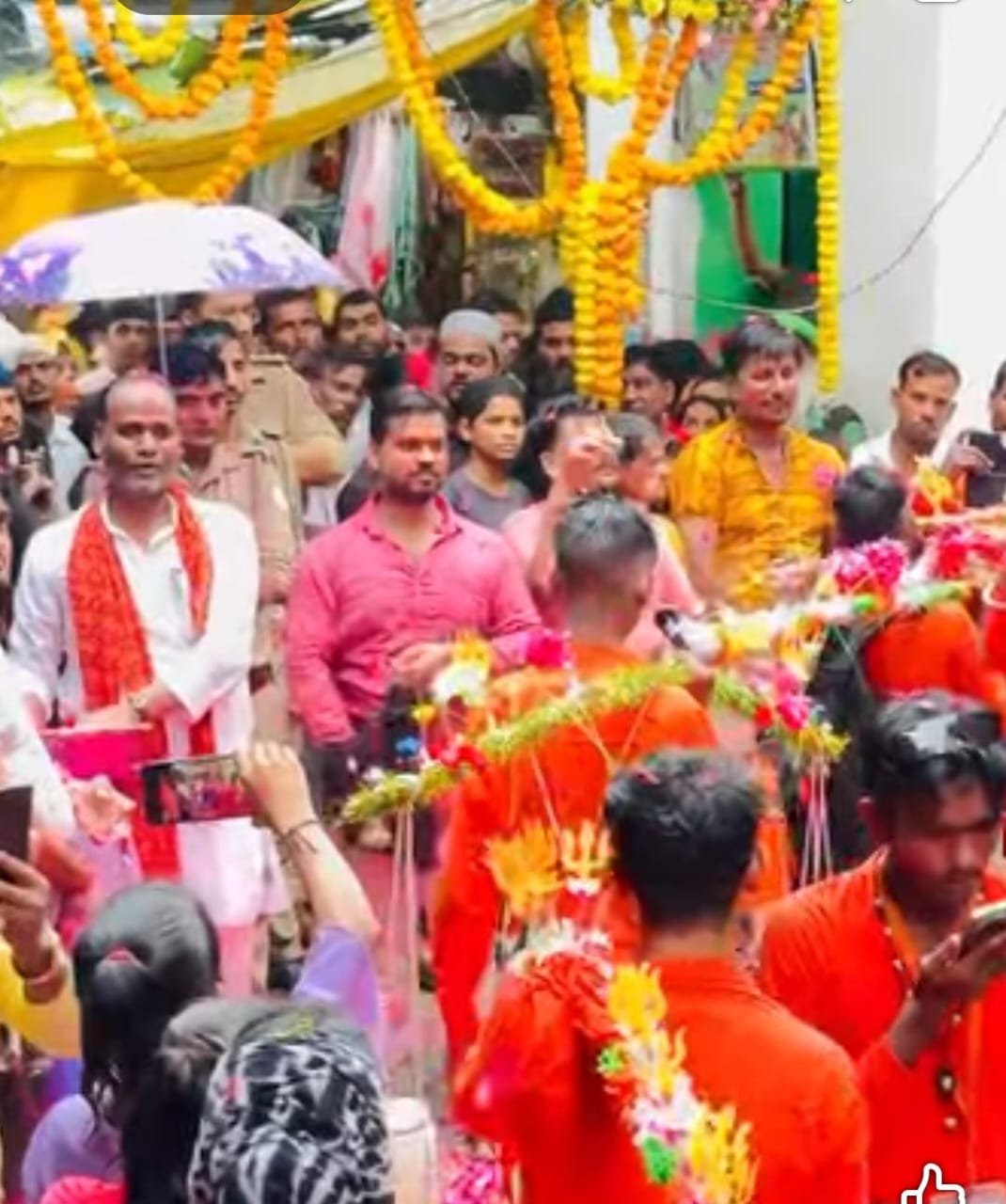 कावंड़ियों का जत्था गंतव्य स्थल पर पहुंचने के बाद निकली शोभायात्रा