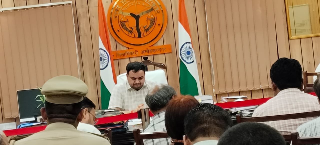 दुर्घटनाओं में कमीं लाने के लिए कार्यदायी संस्थाओं,सड़क सुरक्षा समिति के साथ डीएम ने की बैठक 