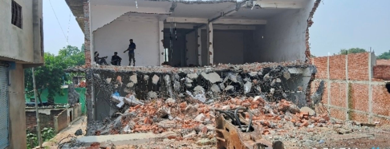 अंबेडकर नगर: तमसा किनारे अतिक्रमण पर फिर चला प्रशासन का डंडा, मकान मालिक ने खुद हटाया ढांचा