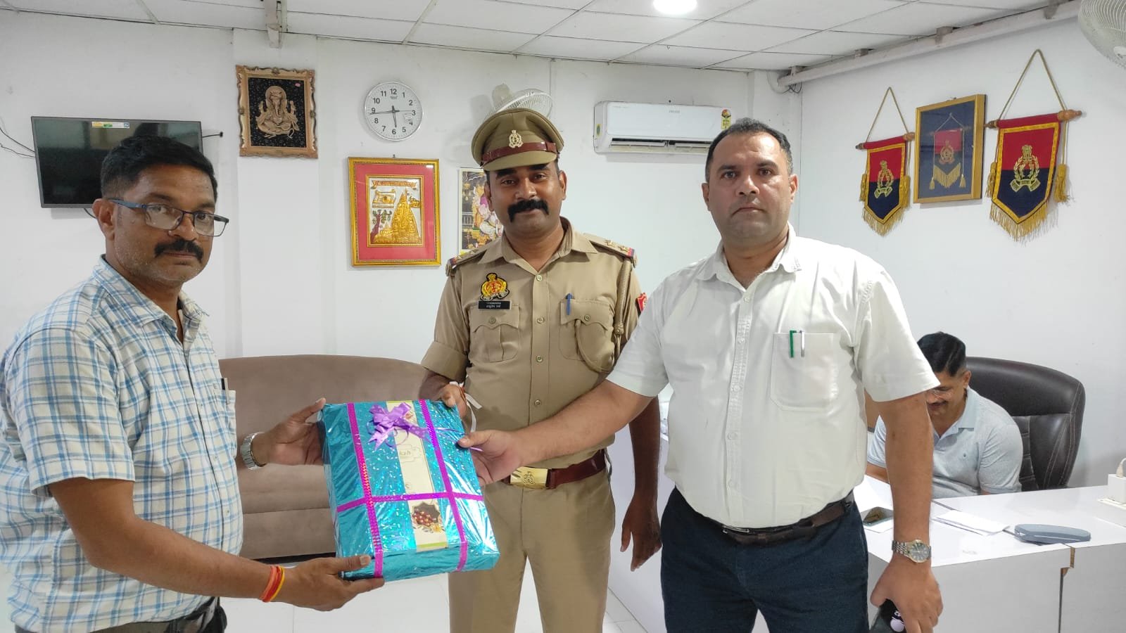 स्वयं सहायता समूह की महिलाओं द्वारा हस्तनिर्मित 500 राखियां एसपी को भेंट की