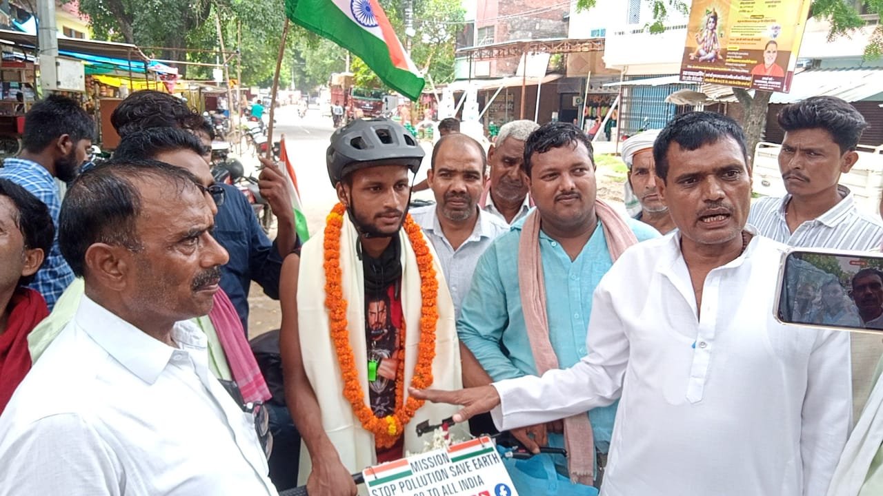 नाई समाज के रन बाकुरे बासु सैन का आजमगढ़ में किया गया भव्य स्वागत