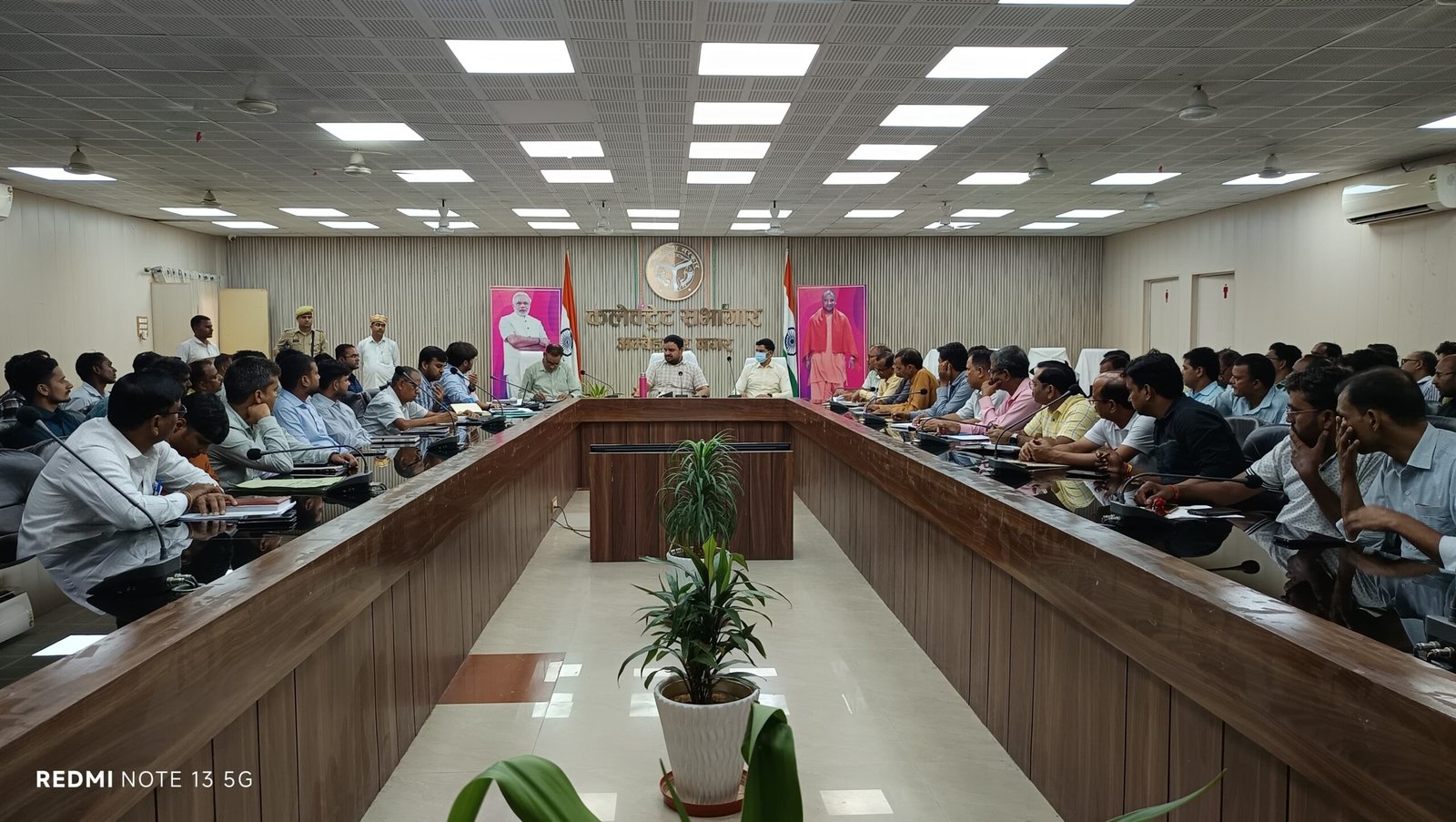 फार्मर रजिस्ट्री कार्य में तेजी लाने हेतु जिलाधिकारी की महत्वपूर्ण बैठक