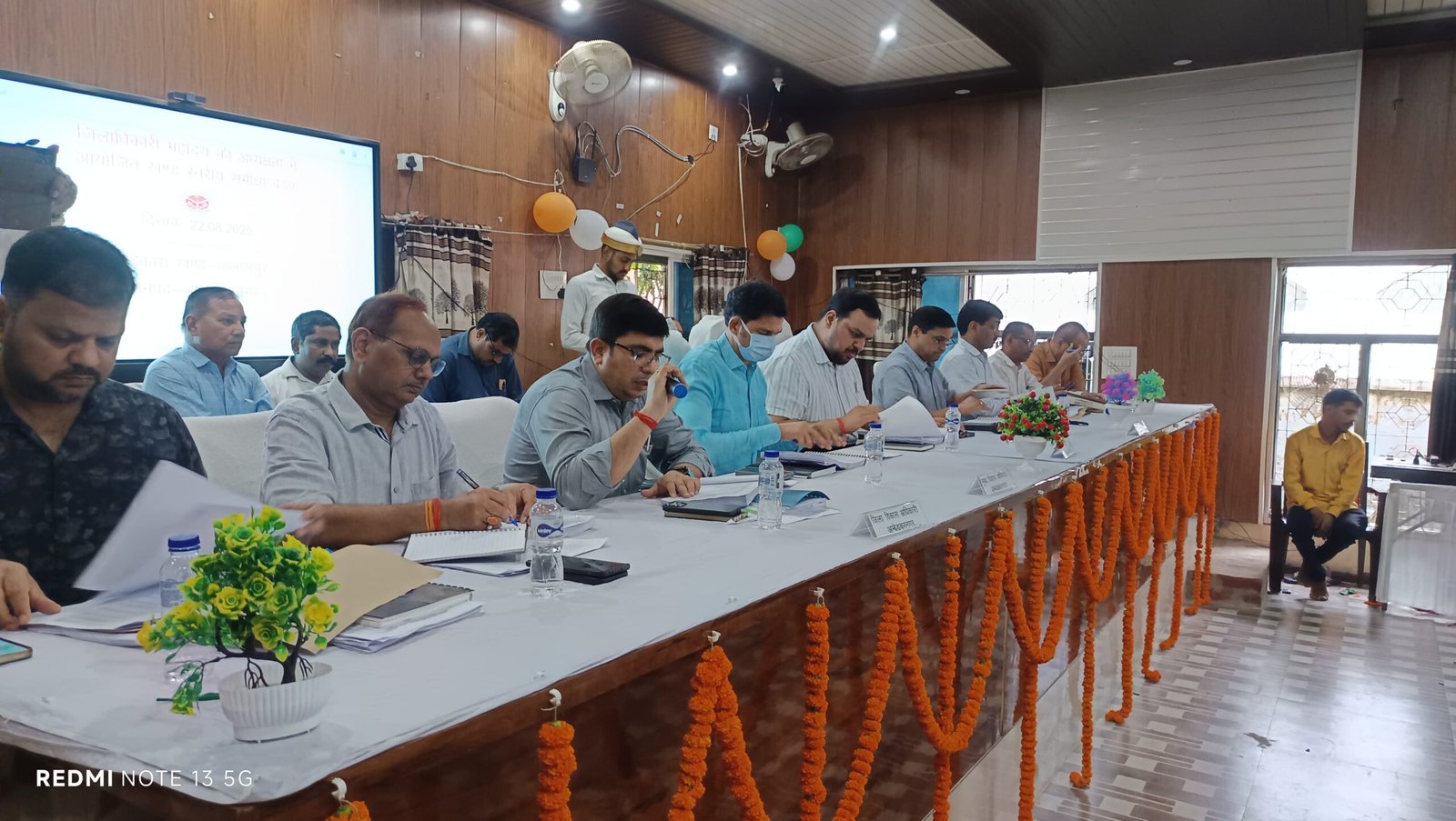 जिलाधिकारी ने पंचायत कार्यों व फॉर्मर रजिस्ट्री की समीक्षा की