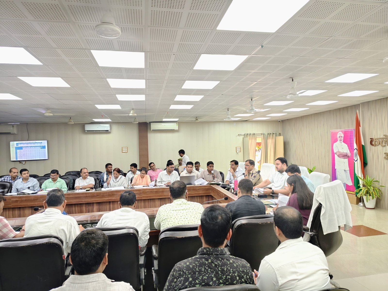 युवाओं को रोजगार और निवेशकों को प्रोत्साहन हेतु जिलाधिकारी ने दिए निर्देश