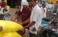 इफको यूरिया खाद के लिए सहकारी समिति पर उमड़ी भीड़