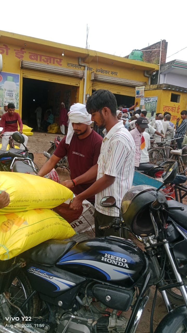 इफको यूरिया खाद के लिए सहकारी समिति पर उमड़ी भीड़