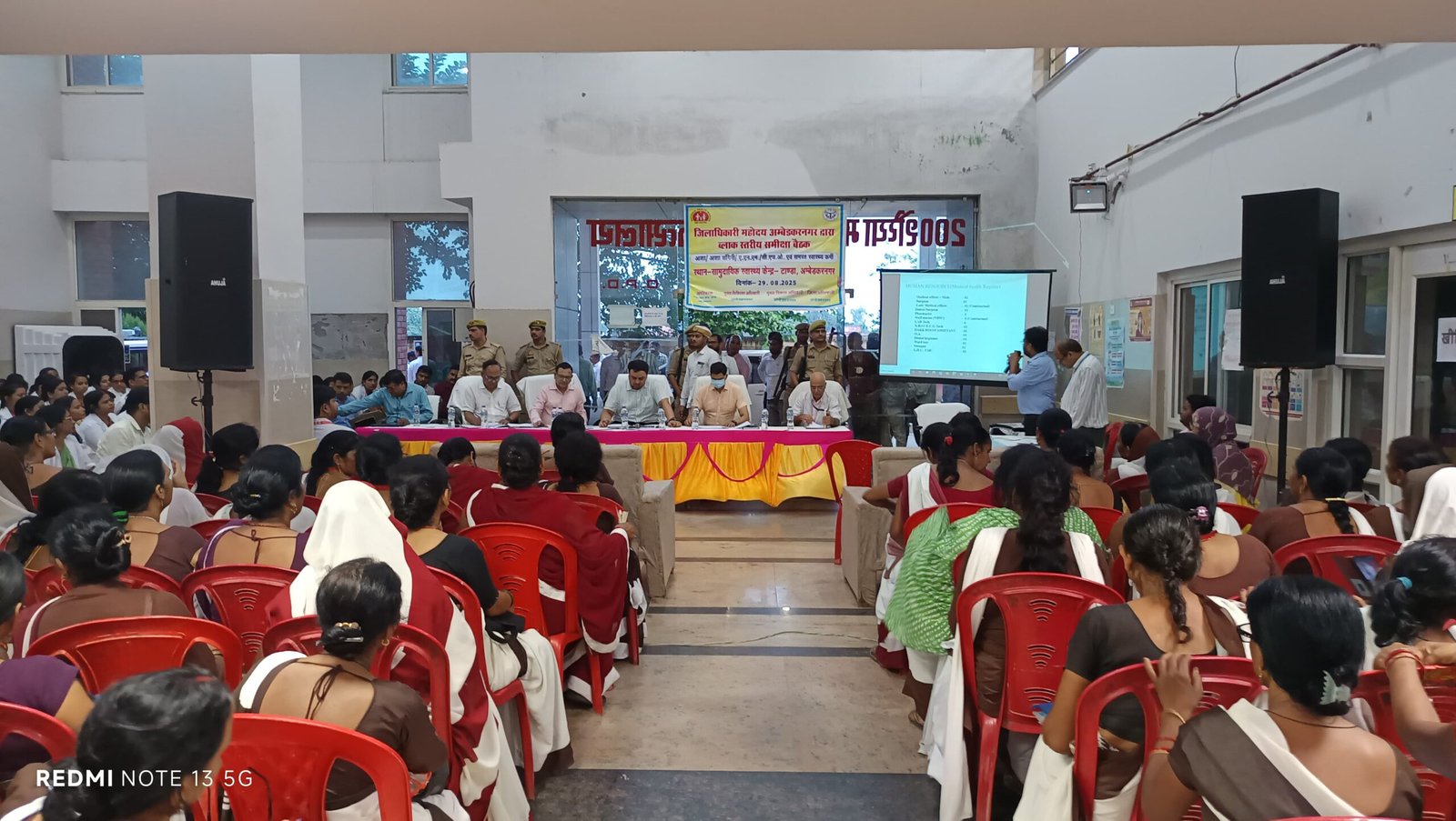 संस्थागत प्रसव बढ़ाने हेतु आशाओं को लक्ष्य निर्धारित करें- जिलाधिकारी