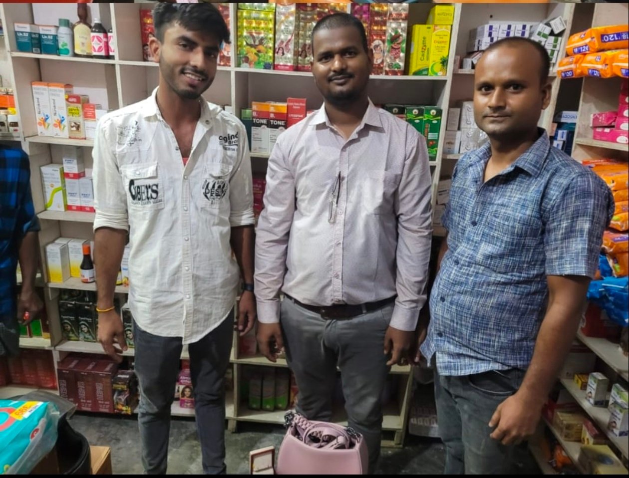 बैग मलिक को वापस कर दुकानदार ने पेश की मानवता की मिसाल