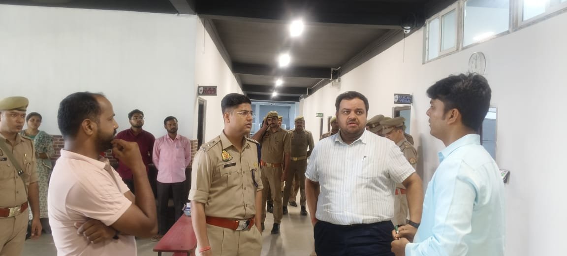 PET परीक्षा: जिलाधिकारी व पुलिस अधीक्षक ने केंद्रों का किया निरीक्षण