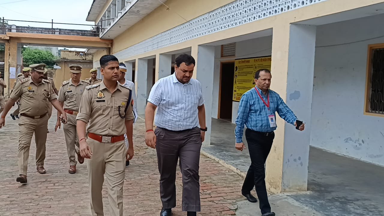 जिलाधिकारी एवं पुलिस अधीक्षक ने PET परीक्षा केंद्रों का किया औचक निरीक्षण