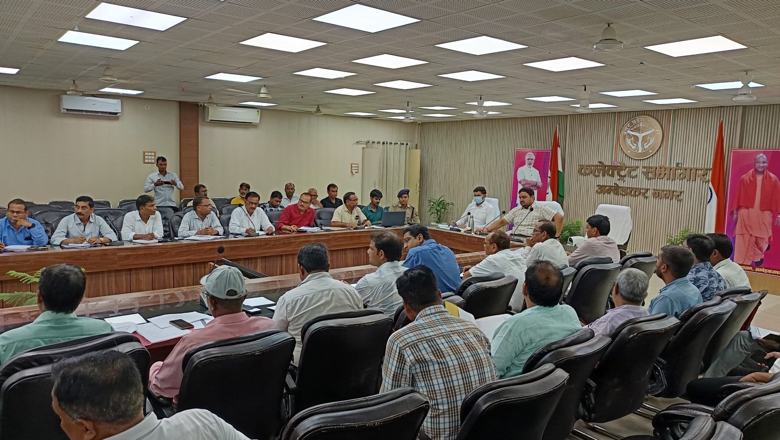 जिलाधिकारी की अध्यक्षता में जनपद स्तरीय अनुश्रवण, मूल्यांकन एवं समीक्षा समिति की बैठक सम्पन्न