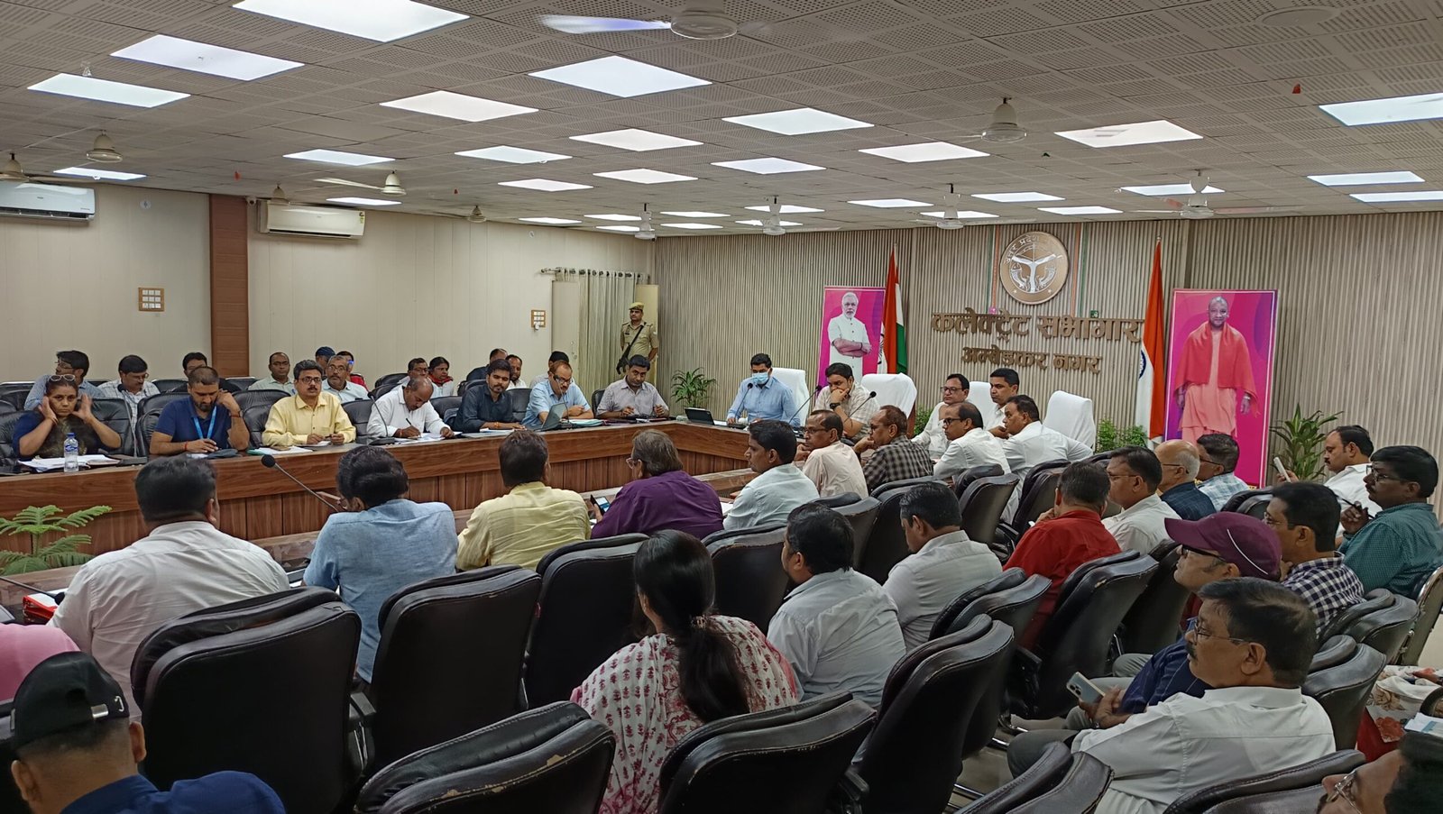 डीएम ने सीएम डैशबोर्ड के माध्यम से योजनाओं की गहन समीक्षा की