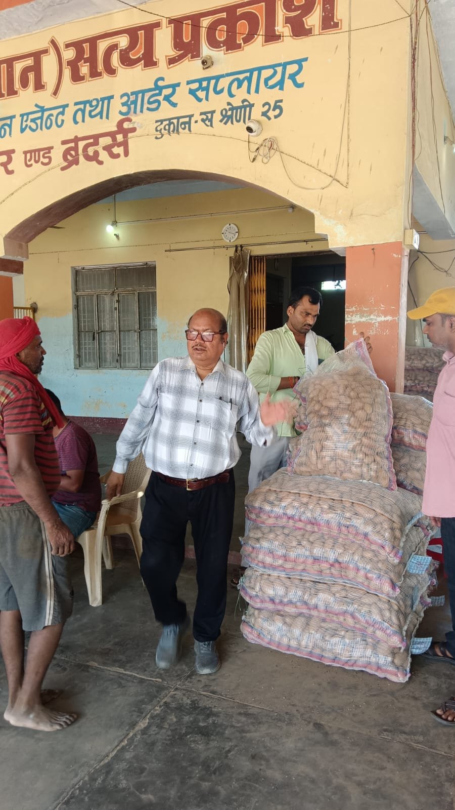 खाद्य सुरक्षा अधिकारी ने कृत्रिम आलु को लेकर की सब्जी मंडी में की छापेमारी