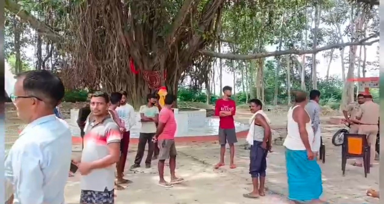 अराजकतत्वों ने बुढ़वा बाबा के नाम से प्रसिद्ध संत की मूर्ति को तोड़ा