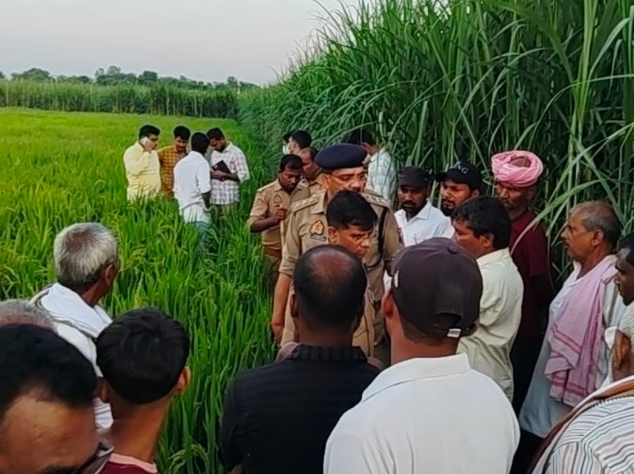 खेत में छात्रा का अर्धनग्न शव मिलने से मचा हड़कंप, दुष्कर्म के बाद हत्या की आशंका
