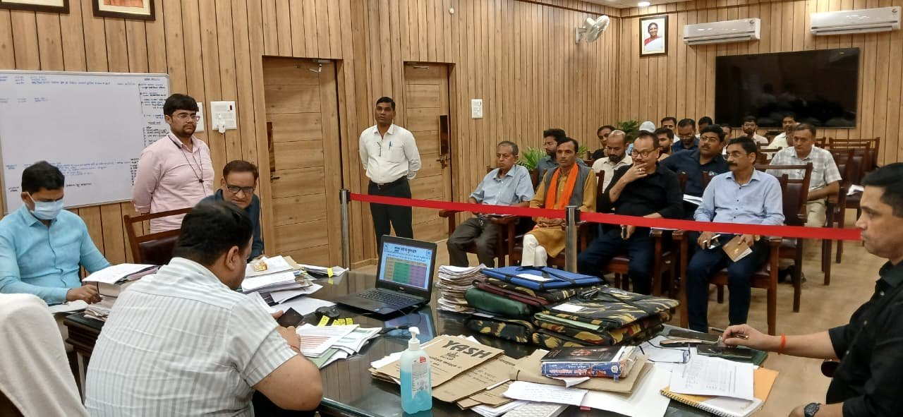जिलाधिकारी की अध्यक्षता में तमसा के पुनरुद्धार व पर्यावरण को लेकर बैठक आयोजित हुई