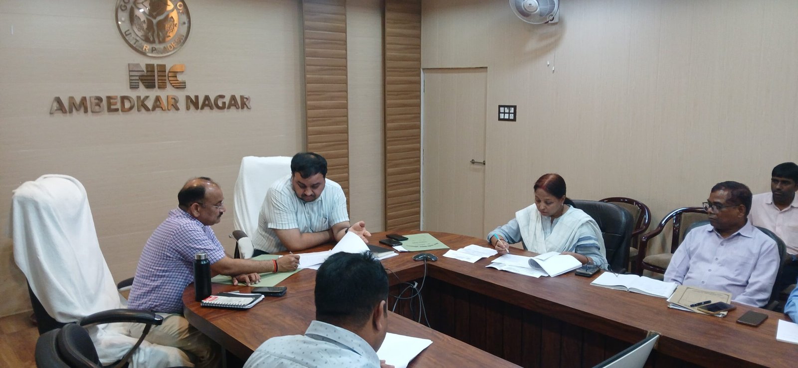 नगरीय विकास अभिकरण से संचालित योजनाओं की डीएम ने समीक्षा बैठक की