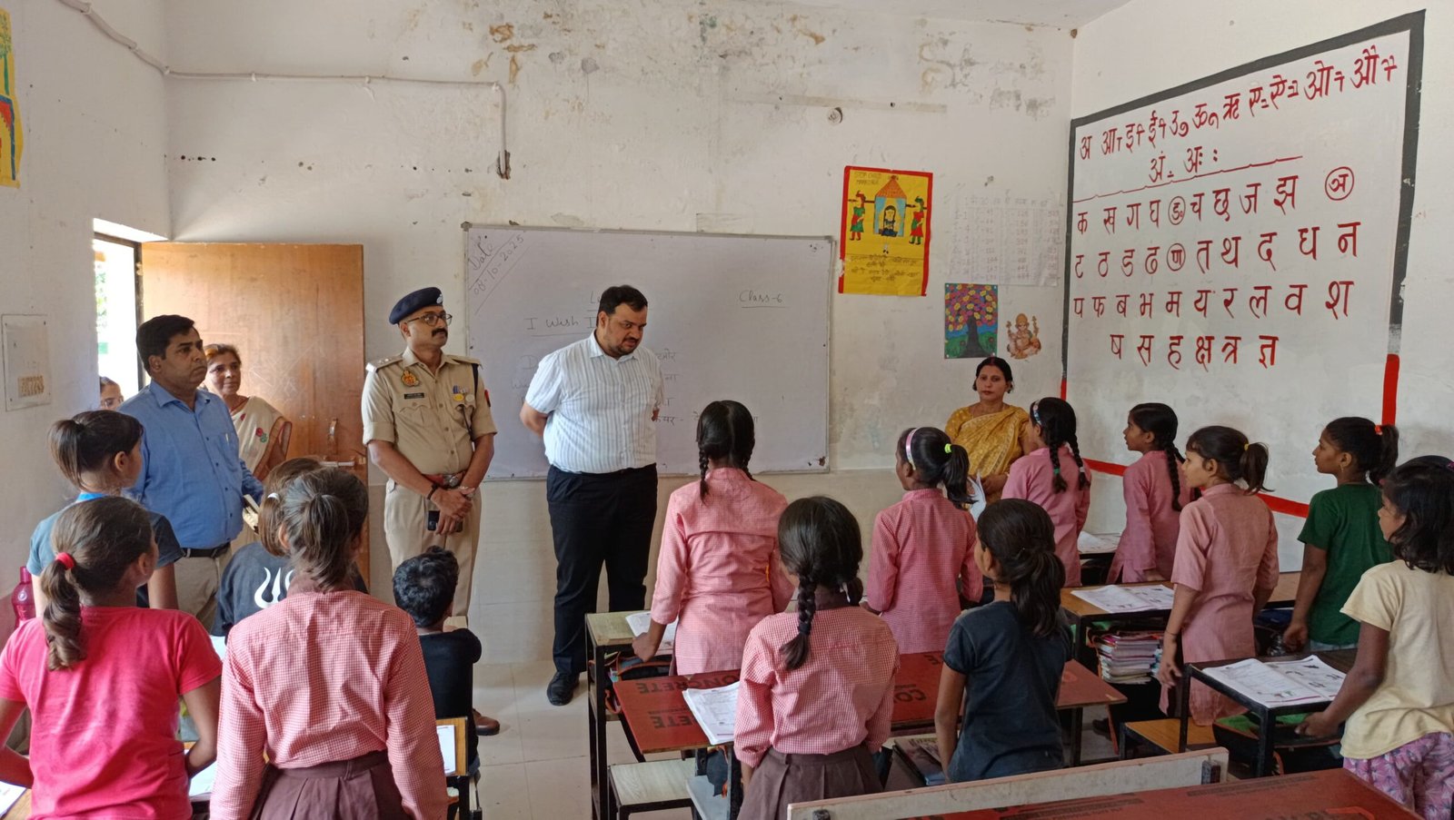 कस्तूरबा गांधी आवासीय बालिका विद्यालय का डीएम, एसपी ने किया निरीक्षण