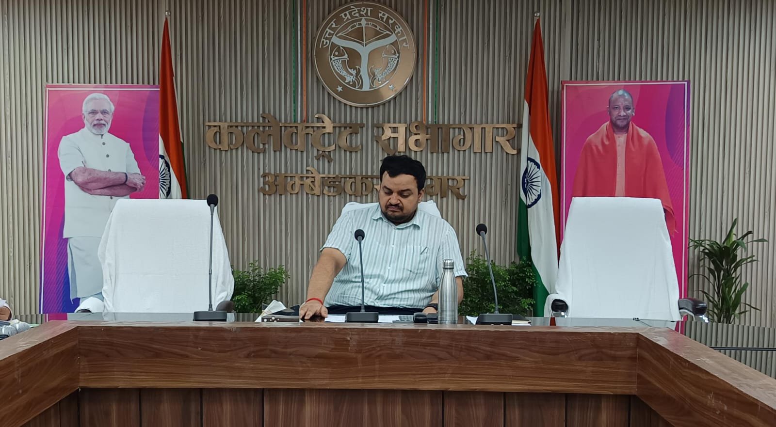 जिलाधिकारी ने विद्युत विभाग के अधिकारियों के साथ की महत्वपूर्ण बैठक
