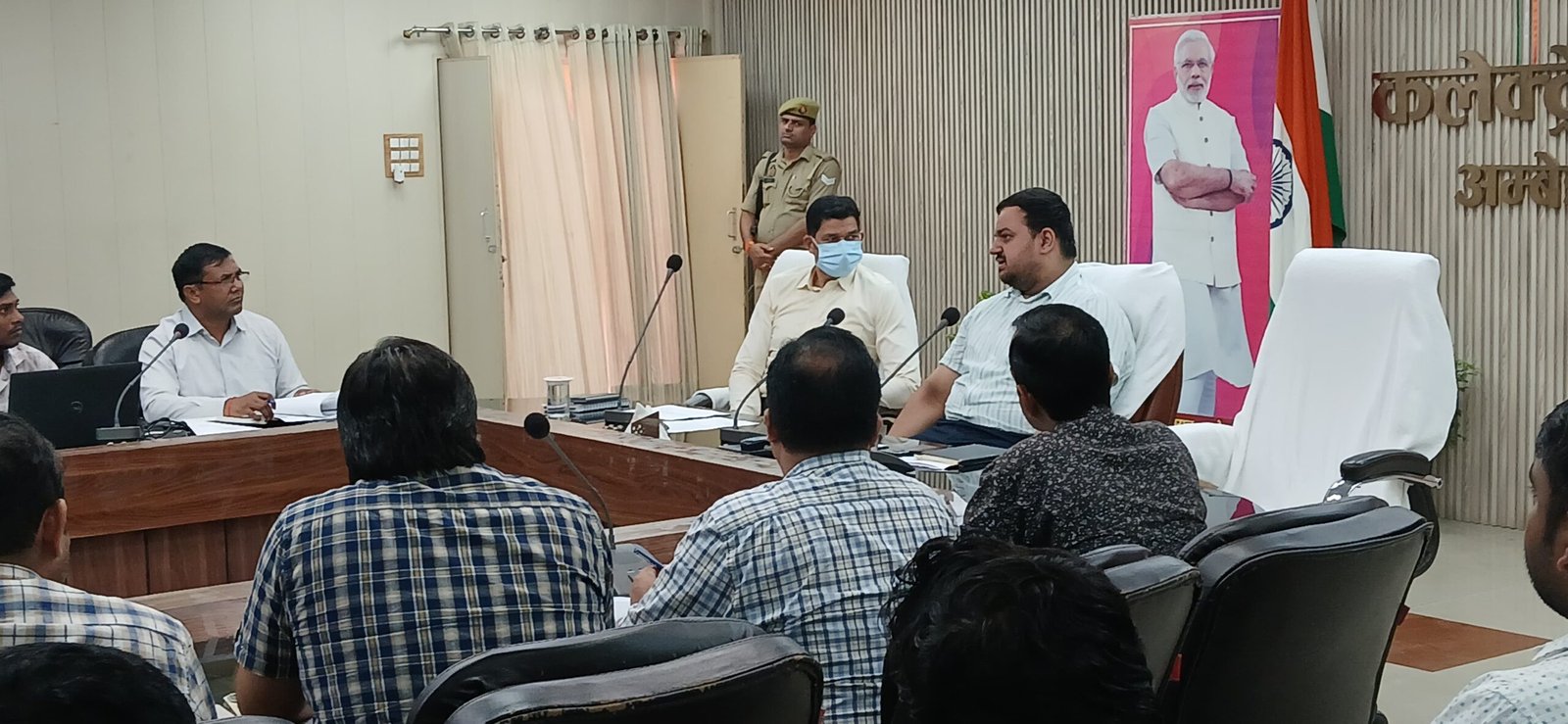 जल जीवन मिशन कार्यों की समीक्षा बैठक में जिलाधिकारी ने कार्य प्रगति एवं शिकायतों के निस्तारण में तेजी लाने के निर्देश