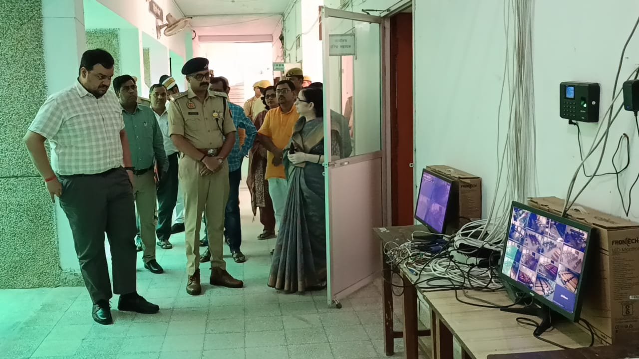 जिलाधिकारी एवं पुलिस अधीक्षक ने किया परीक्षा केंद्रों का निरीक्षण, निष्पक्ष परीक्षा हेतु दिए सख्त निर्देश