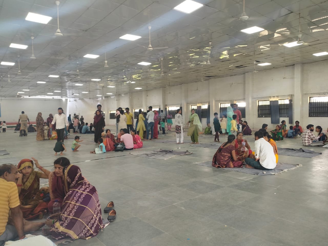 कारागार में भैया दूज का कार्यक्रम, बहनों ने भाइयों के माथे लगाया तिलक