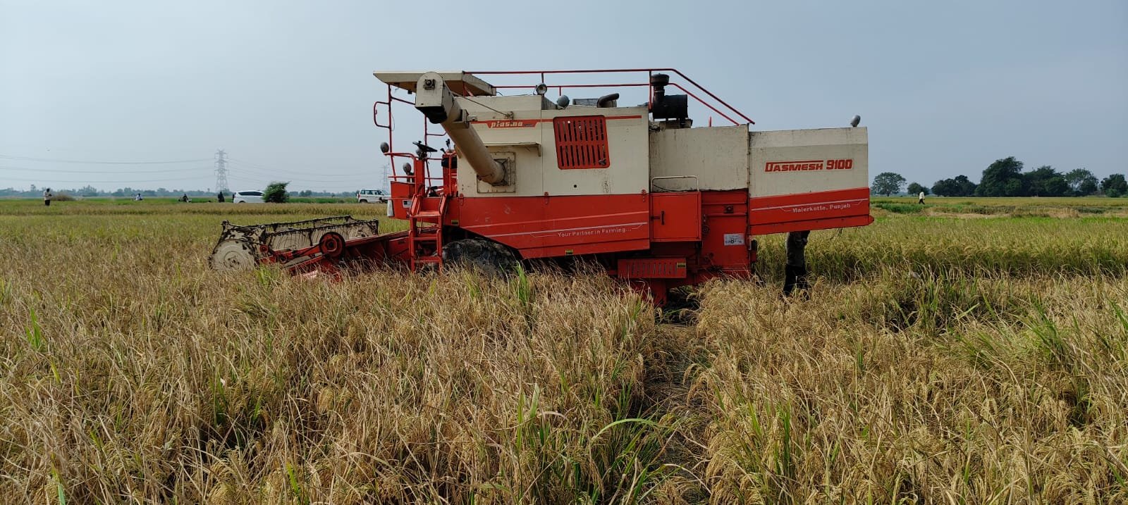 मुख्य विकास अधिकारी ने बिना SMS के चल रही कंबाइन मशीन किया सीज