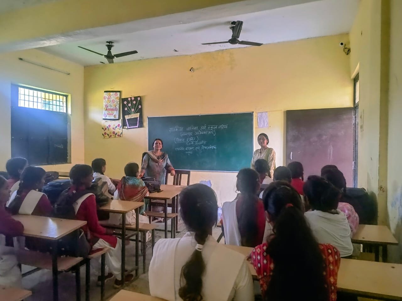 छात्राओं को विभिन्न हेल्पलाइन नंबरों की जानकारी दी गई