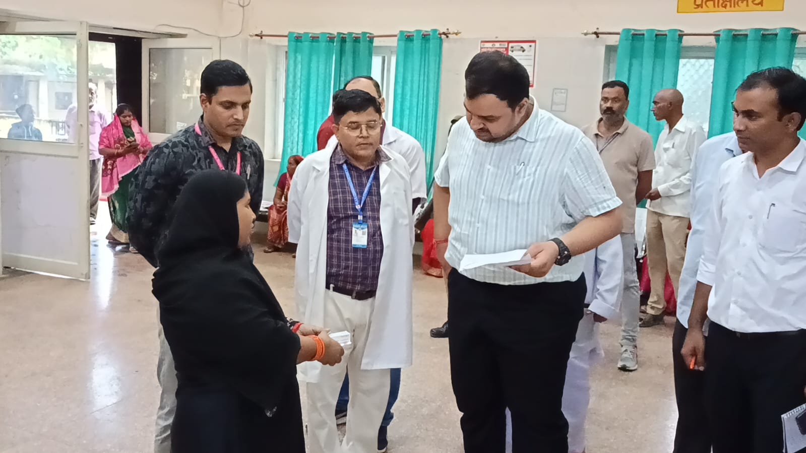 जिलाधिकारी ने महात्मा ज्योतिबा फुले संयुक्त जिला चिकित्सालय का किया औचक निरीक्षण, मरीजों से ली सुविधाओं की जानकारी